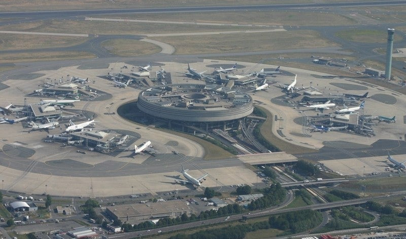 Γαλλία: Περίπου είκοσι τουρίστες έπεσαν θύματα ληστείας κοντά στο αεροδρόμιο του Ρουασί